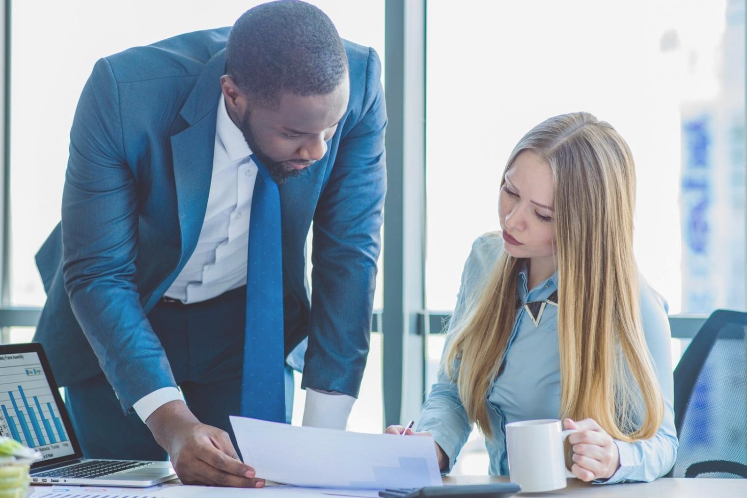 Finanzexperten bei der Arbeit mit Marktdaten und Analysewerkzeugen